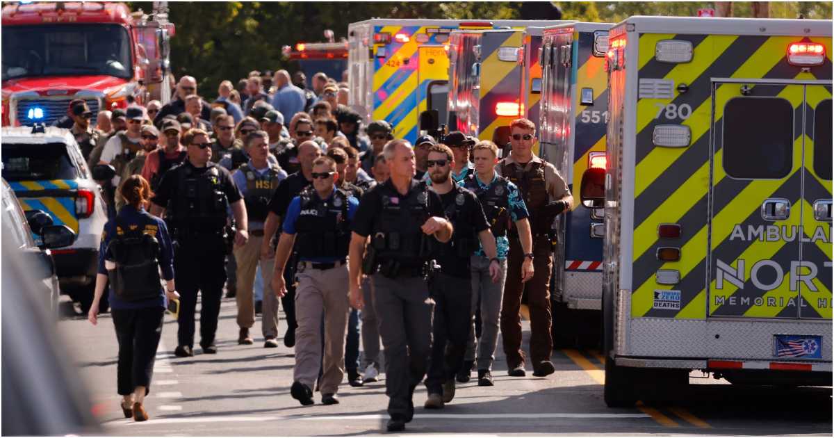 অ্যানানসিয়েশন ক্যাথলিক স্কুলের গির্জায় বুধবার হামলার পর ঘটনাস্থলের কাছে পুলিশ সদস্যরা। ছবি: এপি